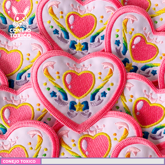 Parche Bordado Sailor Moon Power Heart  . Medidas 8.5 cm x 8.5 cm, Necesita coserse a la prenda.