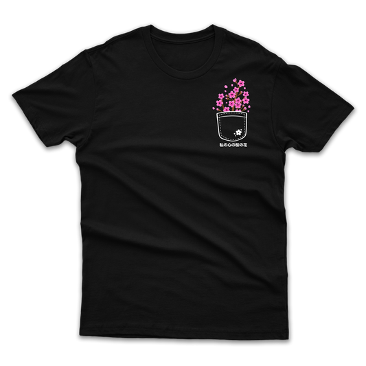 Playera negra de Flores de Sakura con bordado frente izquierdo, manga corta unisex y cuello redondo, confeccionada en 100% algodón.