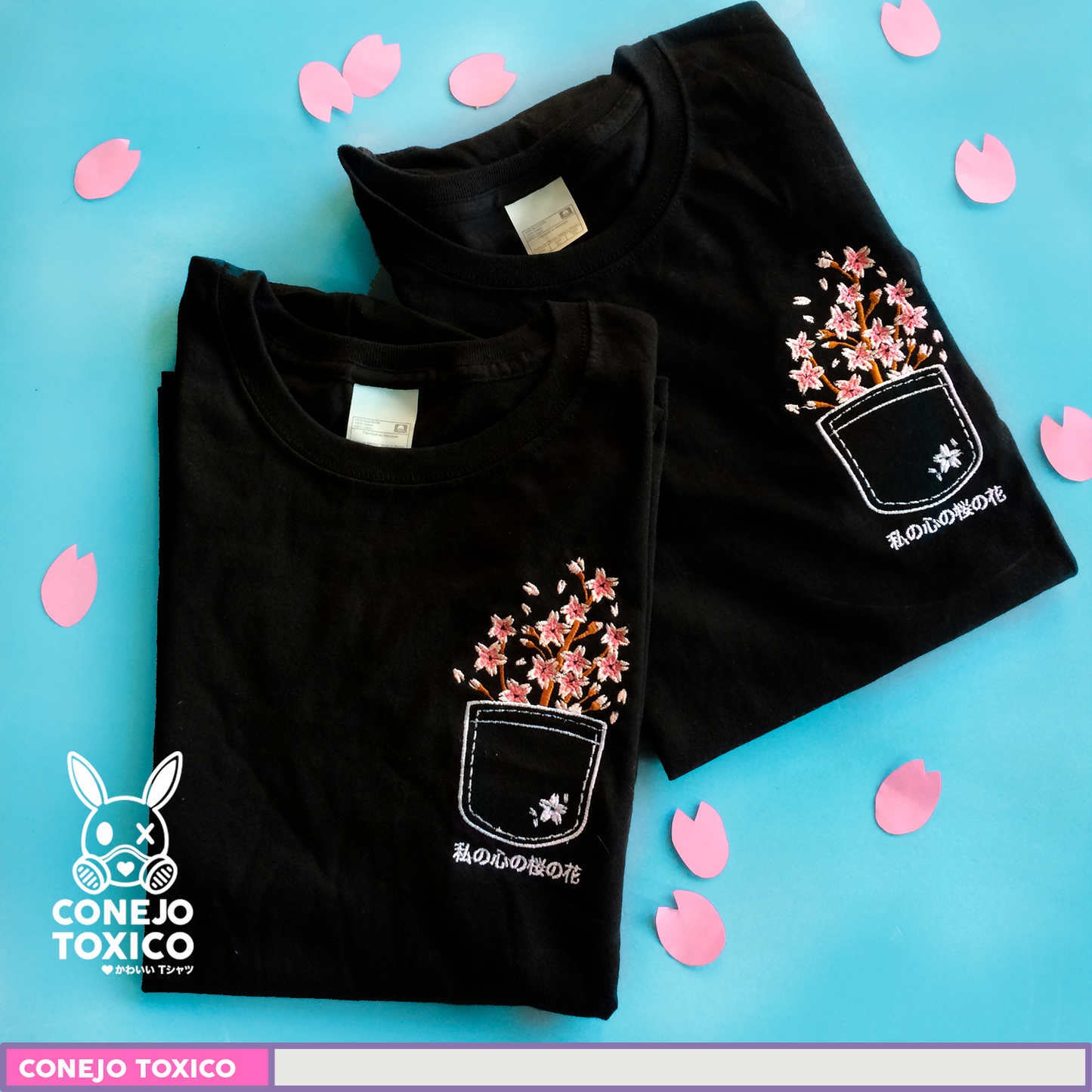 Playera negra de Flores de Sakura con bordado frente izquierdo, manga corta unisex y cuello redondo, confeccionada en 100% algodón.