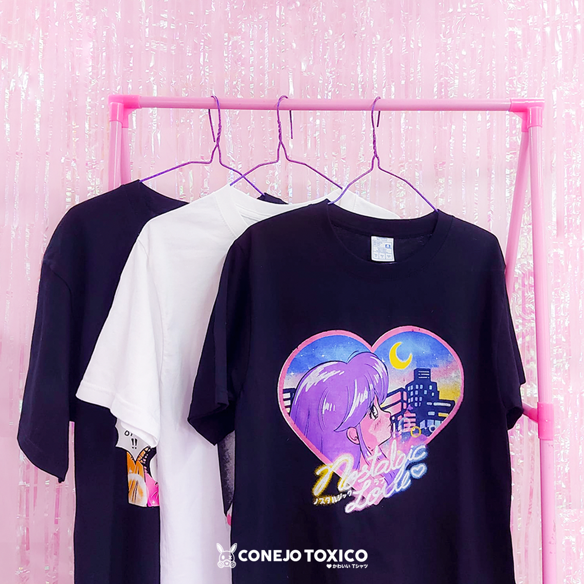 Playera negra  Sailor Moon City Pop con estampado frente, manga corta unisex y cuello redondo, confeccionada en tejido de 100% algodón.